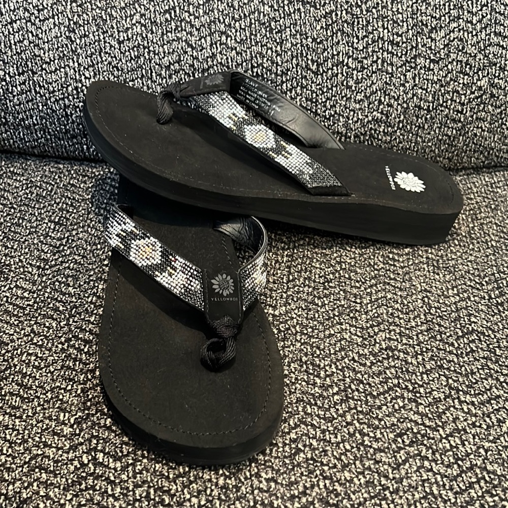 Yellowbox aztec detailed flip flops, excellent used condition.